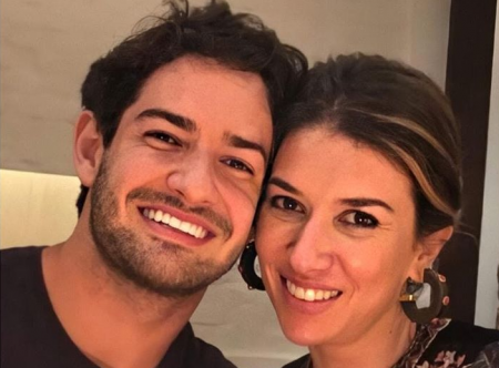 Rebeca Abravanel e Pato comemoram bodas de papel com bolo gigante