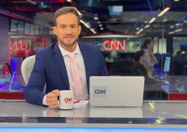 Daniel Adjuto assume a bancada do Live CNN, na CNN Brasil