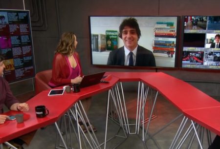 Maria Beltrão se diverte com cabelo de Guga Chacra na GloboNews