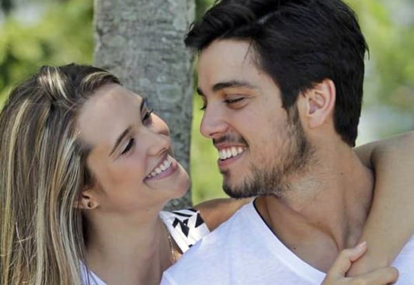 Juliana Paiva e Rodrigo Simas enchem fãs de nostalgia após 8 anos