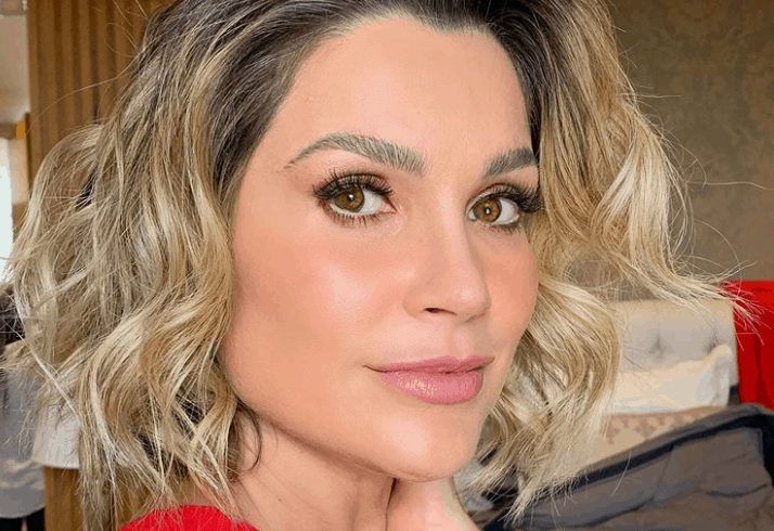 Flávia Alessandra ostenta boa forma em maiô cavado e fãs ficam surpresos