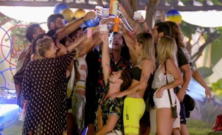 De Férias com o Ex tem chegada da mãe de Igor e sexo no chuveiro