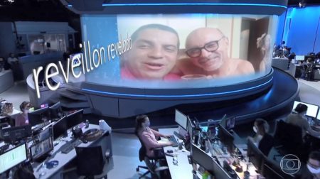 Jornal Nacional provoca e exibe Queiroz cantando Borbulhas de Amor