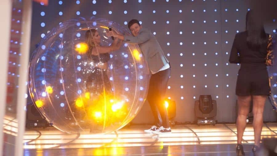 Hora do Faro retoma gravações com bailarinas dentro de bolhas de plástico