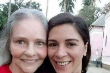 Após expor suposta traição, Angela Ro Ro volta atrás e pede desculpas à namorada