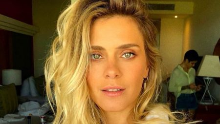 Carolina Dieckmann exibe corpão usando biquíni e fãs ficam surpresos