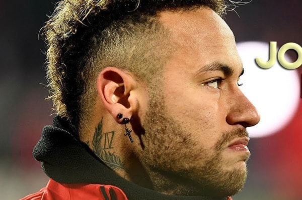 Neymar ignora críticas e divulga imagens do Réveillon polêmico