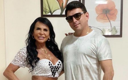 Gretchen posa com o noivo em Campos do Jordão e web cobra isolamento e máscaras