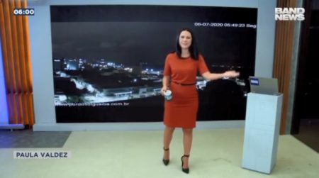 Ao vivo, jornalista da BandNews fica perdida no ar e vira alvo da web