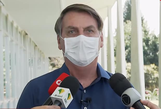 Infectado, Bolsonaro tira a máscara e fala apenas com Record, CNN e TV Brasil
