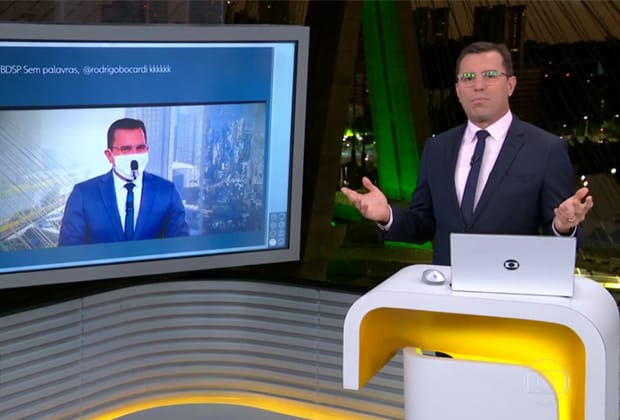 Rodrigo Bocardi brinca sobre máscara em telejornal da Globo e cita Silvio Santos