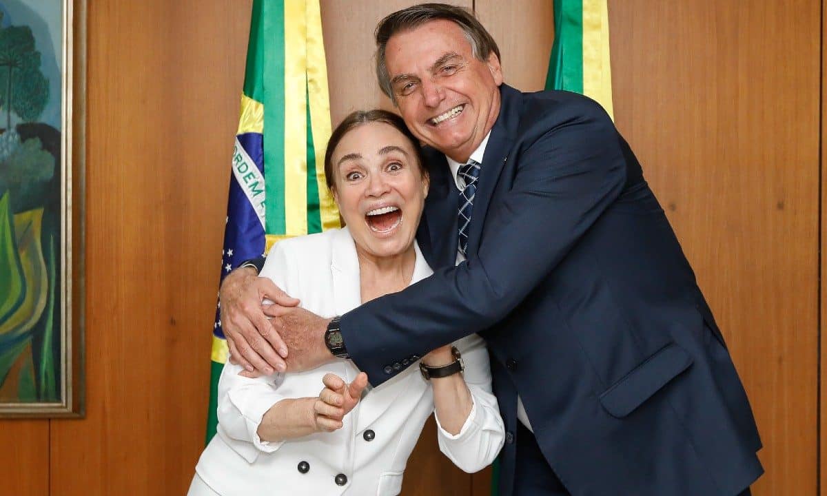 Regina Duarte exalta Bolsonaro, cutuca petistas e é alvo de Michelle