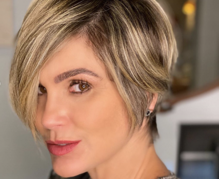 Flávia Alessandra chama atenção com barriga trincada