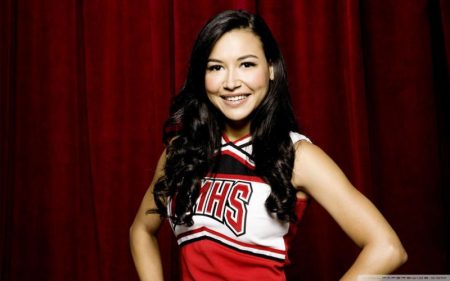 Atriz de Glee some durante passeio de barco com filho