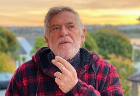 José de Abreu raspa a cabeça da namorada e choca a web