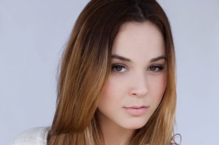 Juliana Lohmann exibe axilas com pelos e divide opiniões nas redes sociais