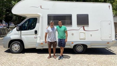Leonardo Vieira comemora aniversário de relacionamento com o marido com viagem diferente