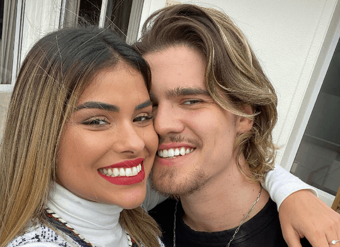 Munik Nunes comemora dois meses de namoro com cantor sertanejo
