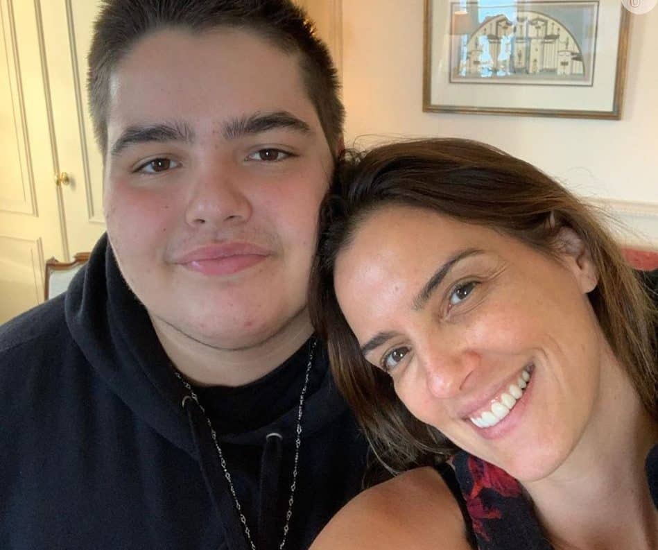 Dois meses após bariátrica, filho de Fausto Silva surge mais magro em foto com a mãe