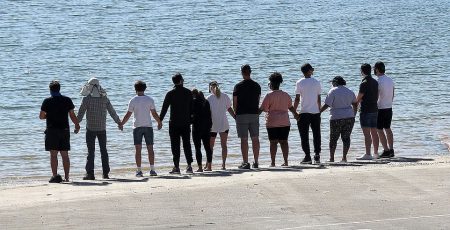 Elenco de Glee se encontra em lago que Naya Rivera morreu