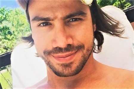 Sertanejo Mariano sufoca partes íntimas com calça atochada e dá o que falar