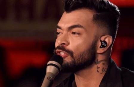 Cantor convida Thiago Brava para morar com ele após despejo