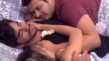 Victor Hugo diz que trisal com Guilherme e Gabi no BBB 2020 era brincadeira