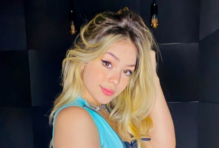 MC Melody é agarrada por homem após ter palco invadido durante show