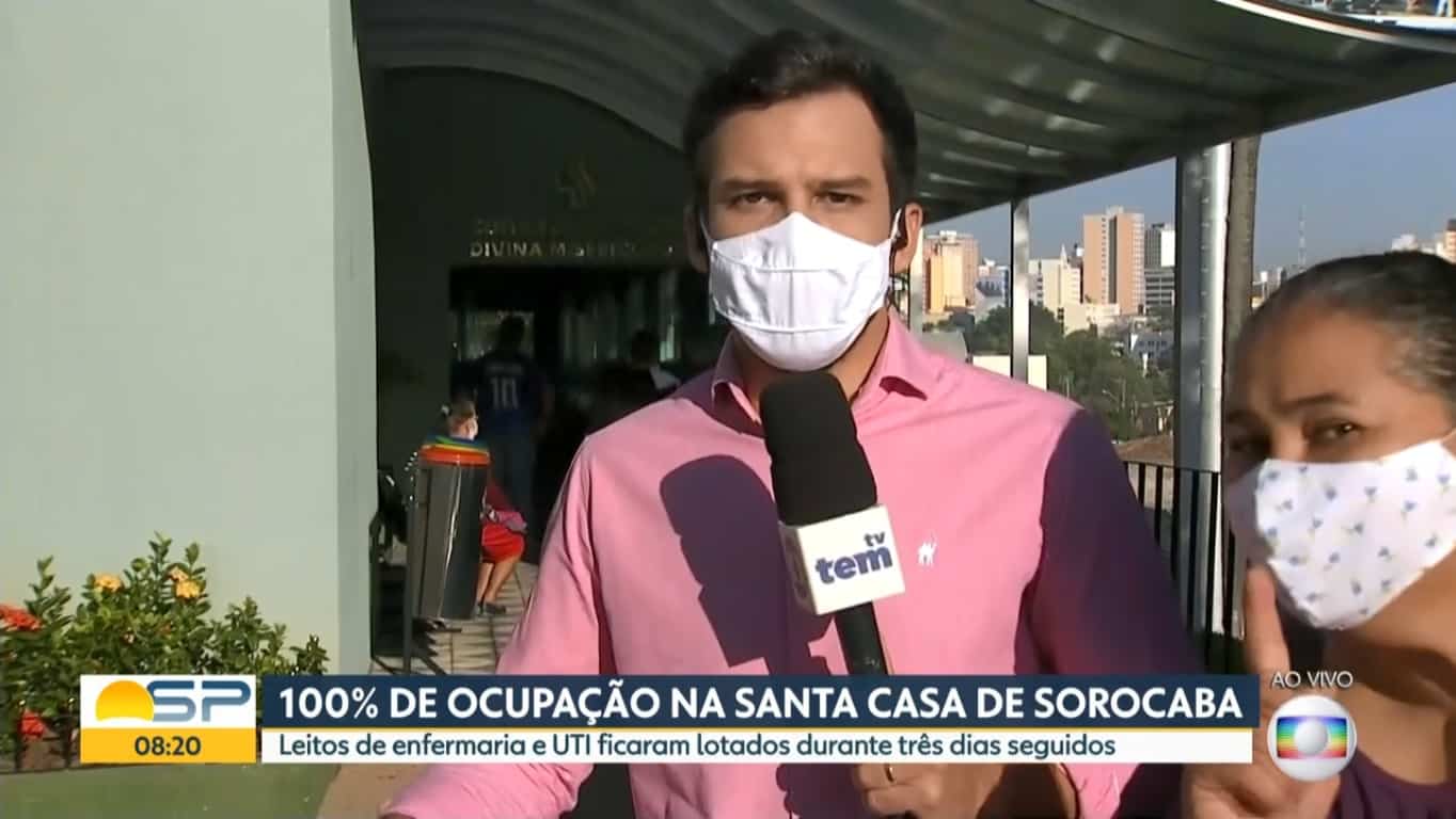 Ao vivo, mulher interrompe repórter e recebe puxão de orelha de Rodrigo Bocardi