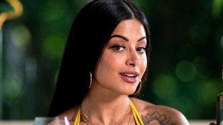 Aline Riscado surpreende por amizade com famoso ator americano