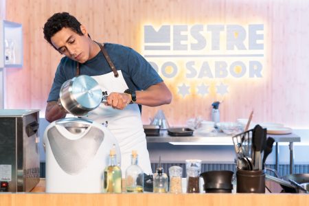 Campeão do Mestre do Sabor esbanja corpão e leva cantadas nas redes sociais