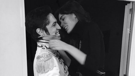 Carla Salle rasga elogios a Gabriel Leone em momento romântico