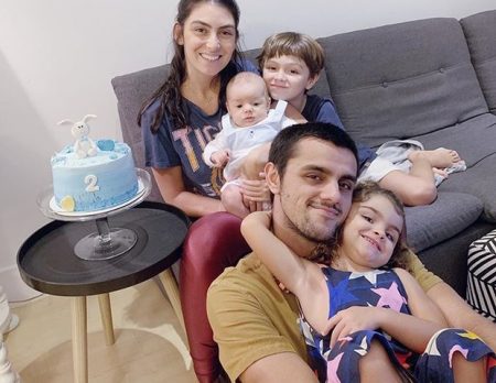 Felipe Simas promove festa junina com esposa e filhos