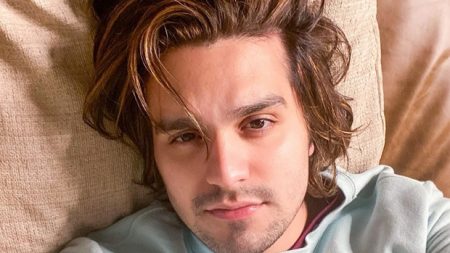 Luan Santana arranca suspiros ao exibir barriga chapada