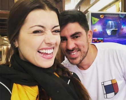 Marcelo Adnet anuncia primeira gravidez da esposa e comemora