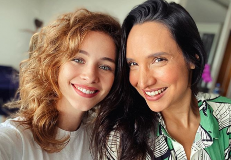 Maria Maya e namorada surpreendem com foto juntas no banheiro