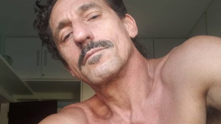 Tuca Andrada sensualiza sem camisa e quase mostra demais