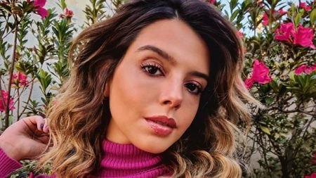 Giovanna Lancellotti celebra amizades com clique na praia