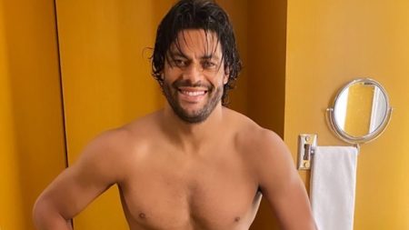 Jogador Hulk deixa seguidores boquiabertos com abdômen trincado