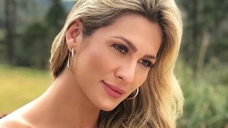 Lívia Andrade rebate crítica ao seu corpo após posar de biquíni