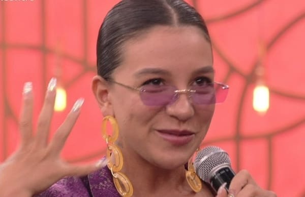 Priscilla Alcântara recebe crítica após cantar na Globo com barriga de fora