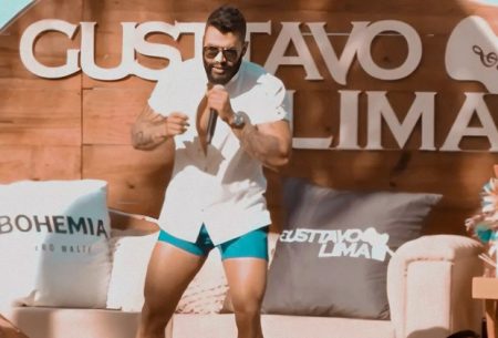 Gusttavo Lima aparece de shortinho colado em show e dá o que falar