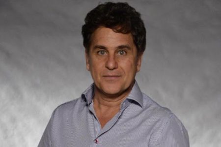 Aos 63 anos, Marcos Frota surge com barba e fios brancos