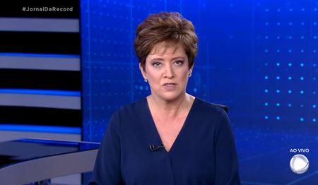 No estúdio, comentarista atrapalha Christina Lemos ao vivo no Jornal da Record