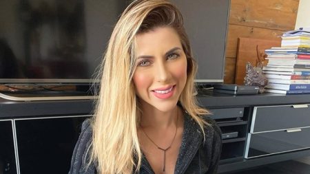 Ana Paula Minerato provoca de fio-dental e seguidor lança alfinetada