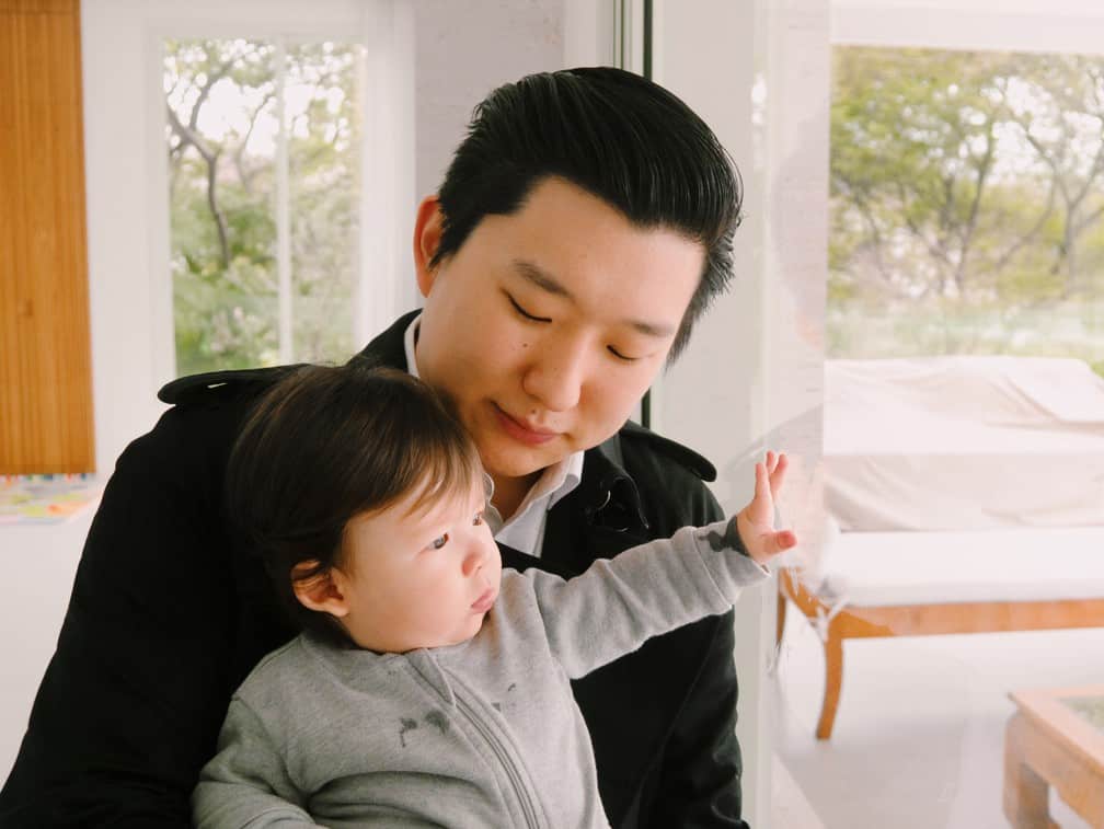Pyong Lee posa com o filho e faz desabafo sobre paternidade
