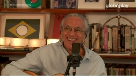 Caetano Veloso celebra aniversário em live ao lado dos filhos