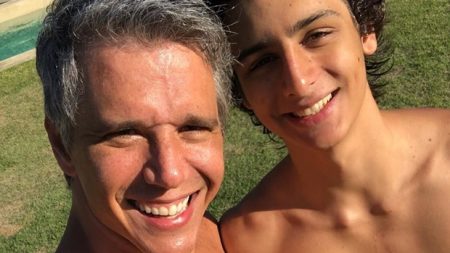 Márcio Garcia posa sem camisa ao lado do filho e beleza dos dois impressiona