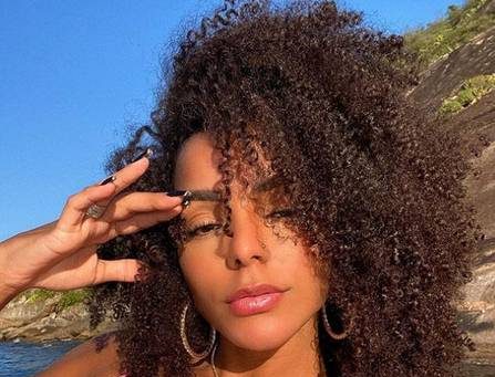 Brunna Gonçalves fala sobre motivo de deixar os cabelos naturais e desabafa