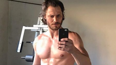 André Bankoff chama a atenção ao apalpar partes íntimas em vídeo